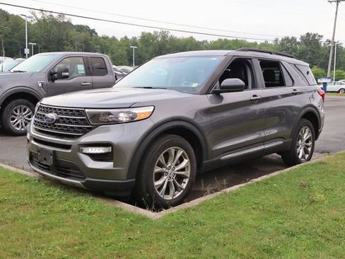 Used 2023 Ford Explorer XLT w/ Equipment Group 202A AWD/4WD image 2
