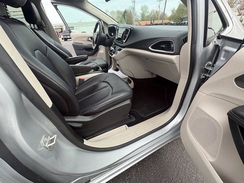 Used 2024 Chrysler Pacifica Touring-L image 35