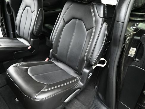 Used 2025 Chrysler Pacifica Select image 27