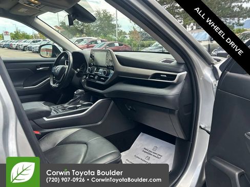 Used 2022 Toyota Highlander XLE AWD/4WD image 11