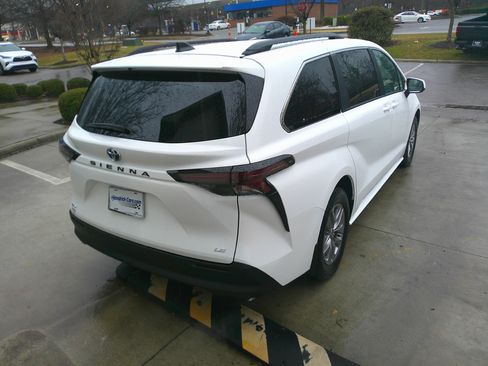 Used 2025 Toyota Sienna LE image 12