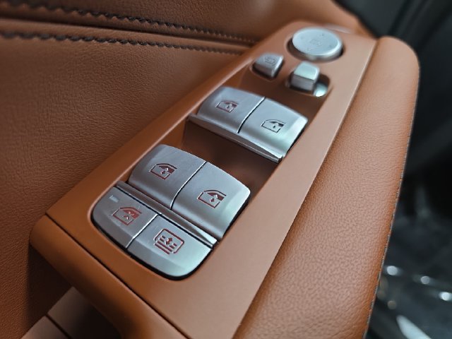 Certified 2025 BMW X7 M60i AWD/4WD image 24