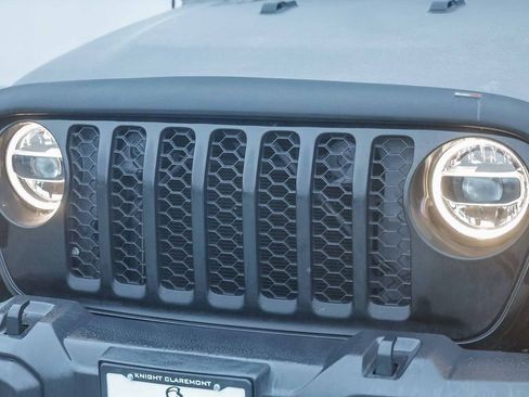 Certified 2021 Jeep Gladiator Willys image 6