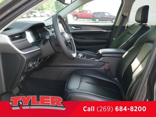 Certified 2024 Jeep Grand Cherokee Limited w/ Black Appearance Package AWD/4WD image 34