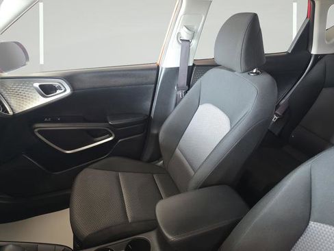 Used 2025 Kia Soul LX w/ LX Technology Package FWD image 20