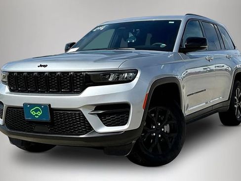 Used 2025 Jeep Grand Cherokee Altitude AWD/4WD image 3