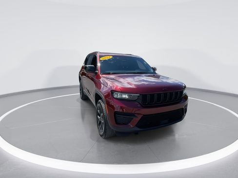 Used 2024 Jeep Grand Cherokee Altitude image 3