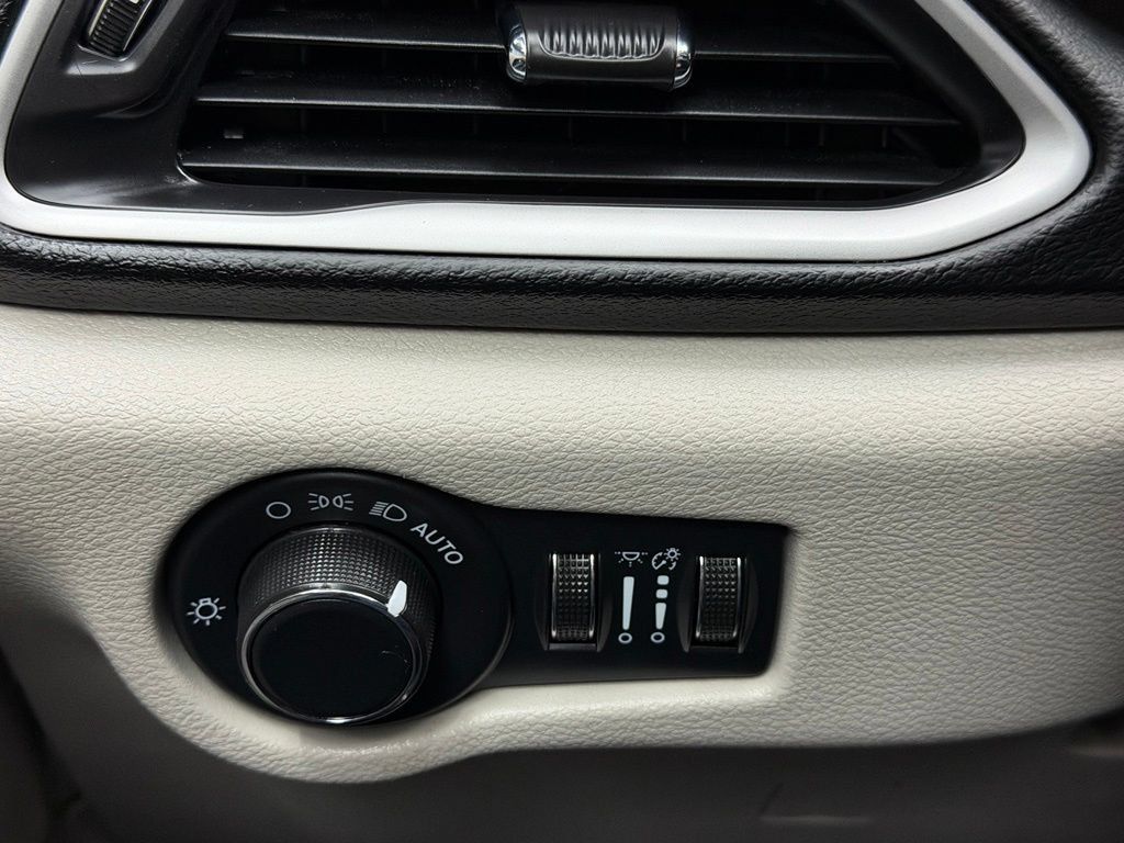 Used 2023 Chrysler Voyager LX FWD image 30