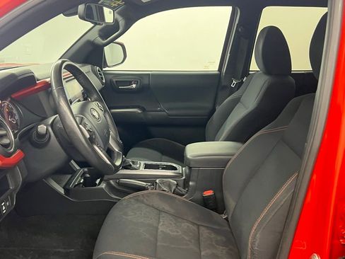 Used 2018 Toyota Tacoma TRD Sport image 9