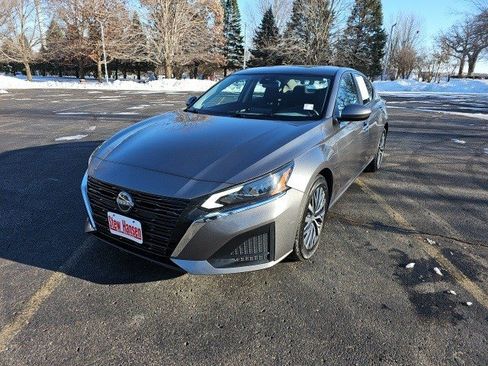 Used 2023 Nissan Altima 2.5 SV image 2