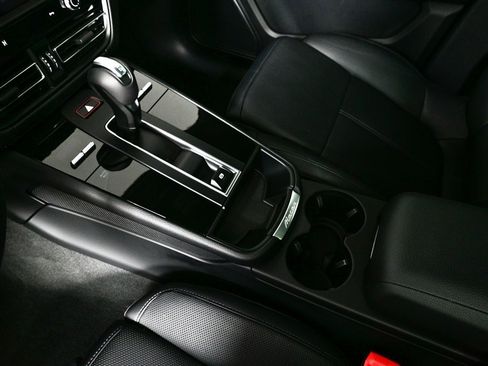 Certified 2025 Porsche Macan image 18