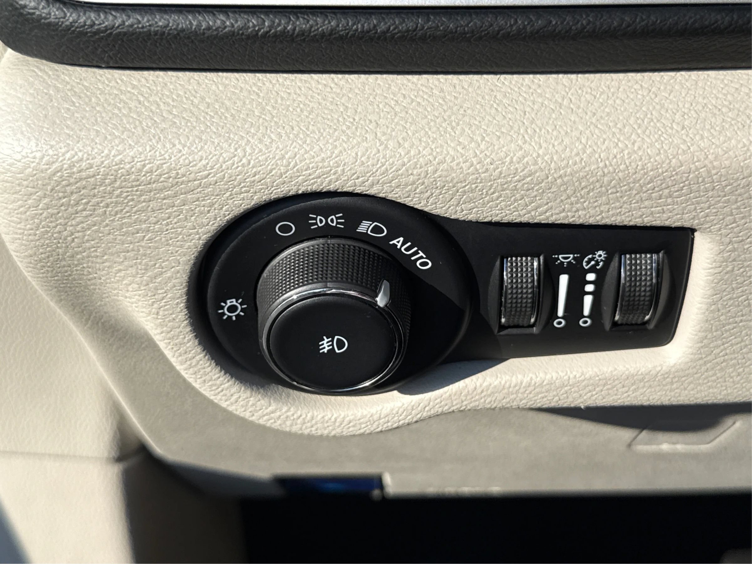 Used 2023 Chrysler Pacifica Touring-L FWD image 17