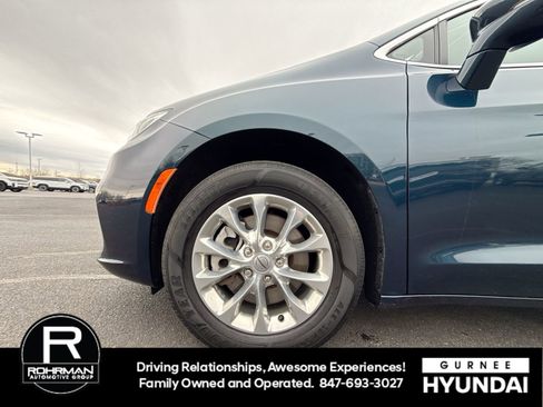 Used 2022 Chrysler Pacifica Touring-L image 11
