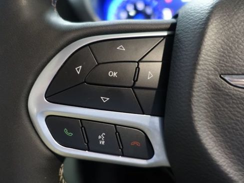 Used 2024 Chrysler Pacifica Touring-L FWD image 12