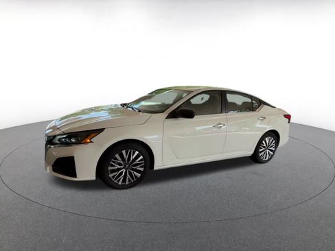Used 2025 Nissan Altima 2.5 SV FWD image 8