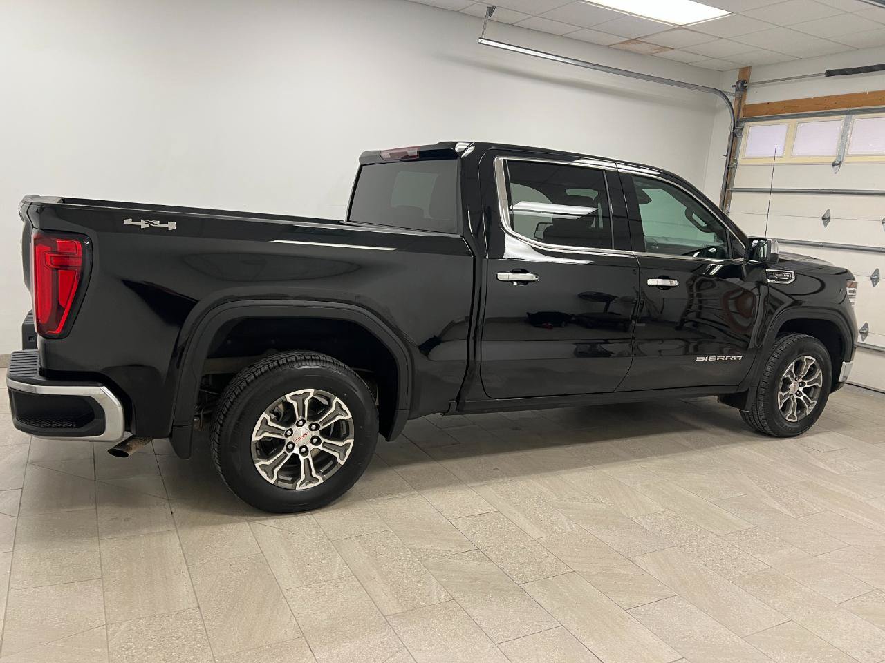 Used 2025 GMC Sierra 1500 SLT AWD/4WD image 17