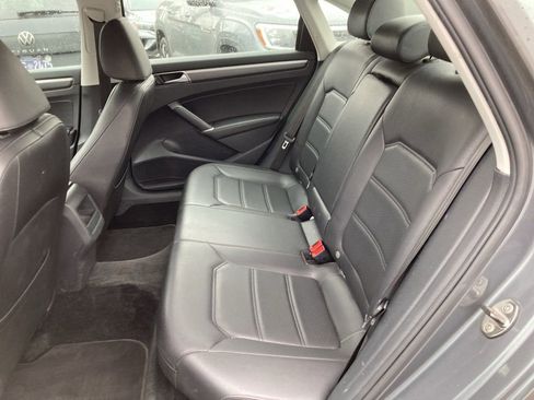 Used 2017 Volkswagen Passat 1.8T R-Line image 8