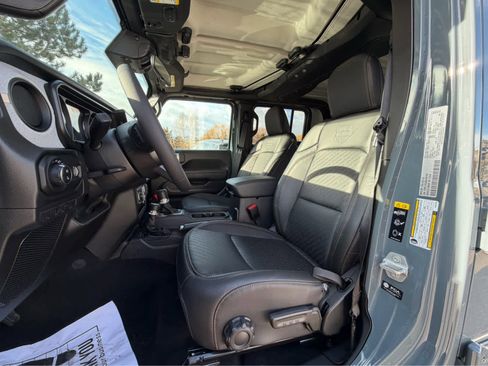 New 2025 Jeep Gladiator Sport image 21