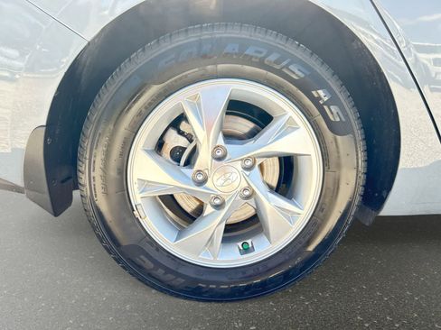 Used 2021 Hyundai Elantra SE FWD image 5