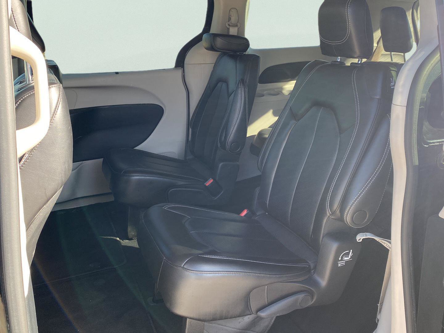 Used 2023 Chrysler Pacifica Touring-L FWD image 24