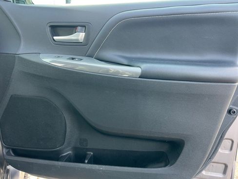 Used 2015 Toyota Sienna SE Premium image 19