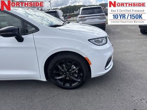 New 2026 Chrysler Pacifica Limited w/ Uconnect Theater Family Group image 4