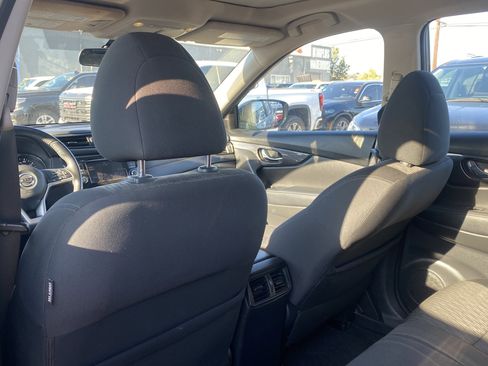 Used 2018 Nissan Rogue SV w/ Premium Package image 19