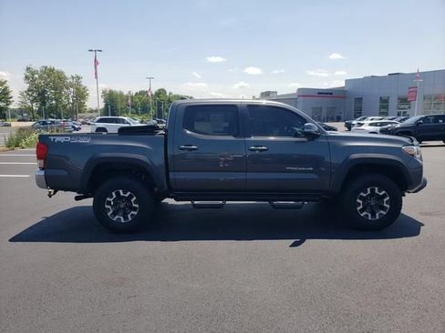 Used 2017 Toyota Tacoma TRD Off-Road w/ Tow Package (A/T) AWD/4WD image 4