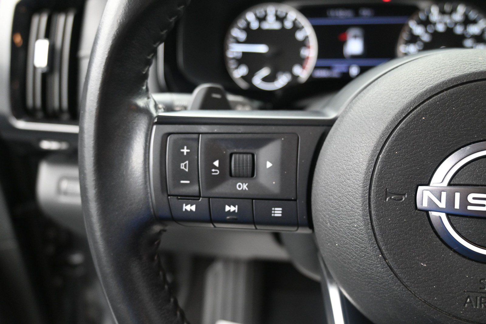 Used 2024 Nissan Pathfinder SV FWD image 27