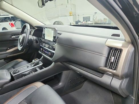 Used 2024 Nissan Pathfinder Platinum w/ Lighting Package (N93) image 40