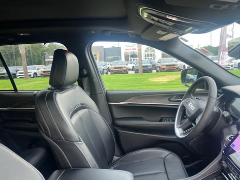 Certified 2025 Jeep Grand Cherokee Limited w/ Luxury Tech Group II RWD image 13