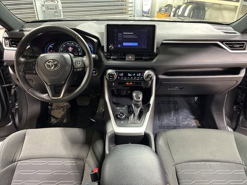 Used 2024 Toyota RAV4 SE image 18