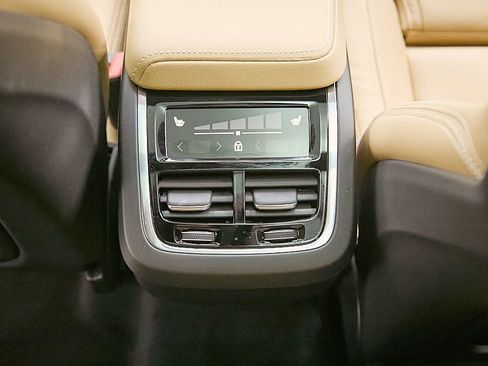 Certified 2025 Volvo XC60 B5 Ultra image 24