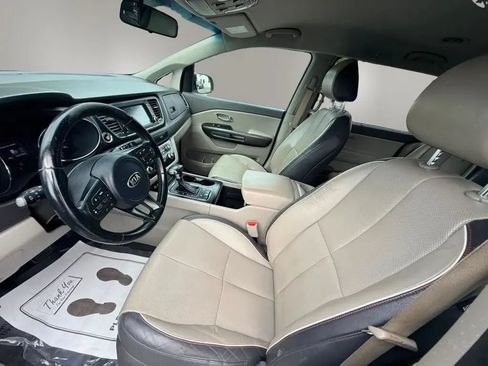 Used 2017 Kia Sedona LX w/ LX Essentials Premium Package FWD image 12