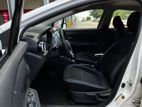 Used 2025 Nissan Versa SV FWD image 10