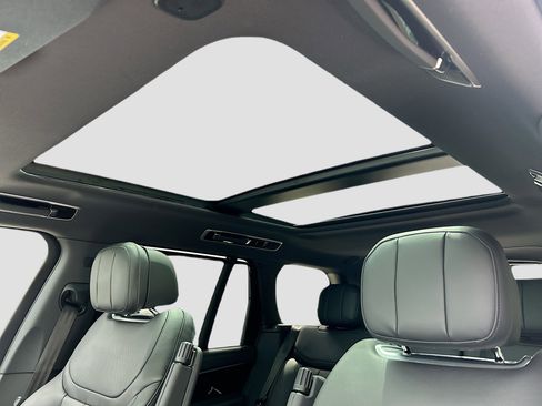 New 2025 Land Rover Range Rover SE image 27