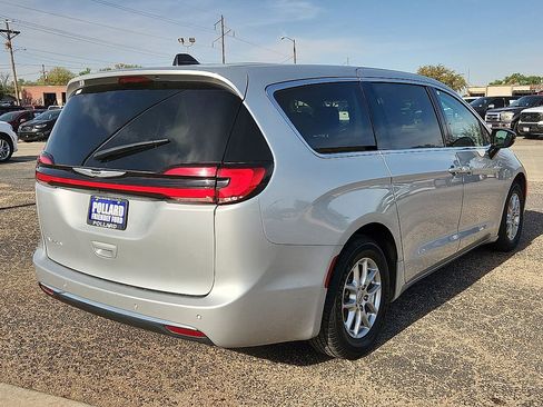 Used 2024 Chrysler Pacifica Touring-L image 3