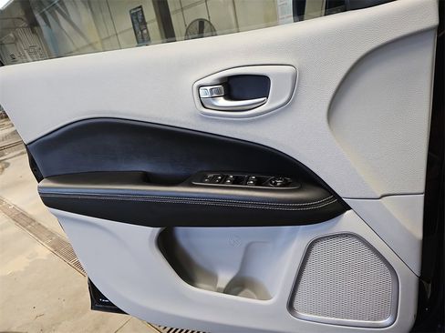 Used 2018 Jeep Compass Latitude image 27