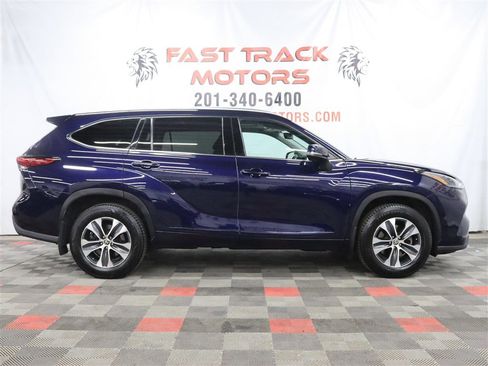 Used 2021 Toyota Highlander XLE AWD/4WD image 4