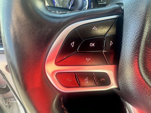 Used 2018 Chrysler Pacifica Touring-L image 17