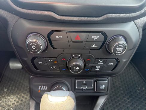 Used 2023 Jeep Renegade Latitude AWD/4WD image 33