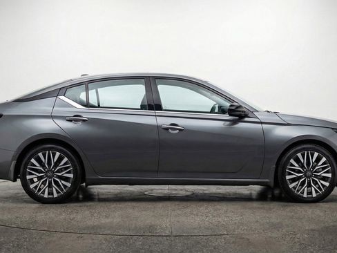 Used 2025 Nissan Altima 2.5 SV image 11