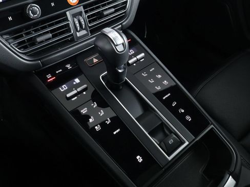 Certified 2026 Porsche Macan AWD/4WD image 18