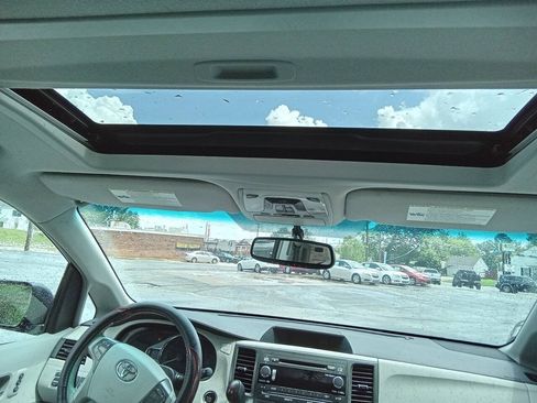 Used 2011 Toyota Sienna Limited w/ Entertainment Pkg FWD image 8