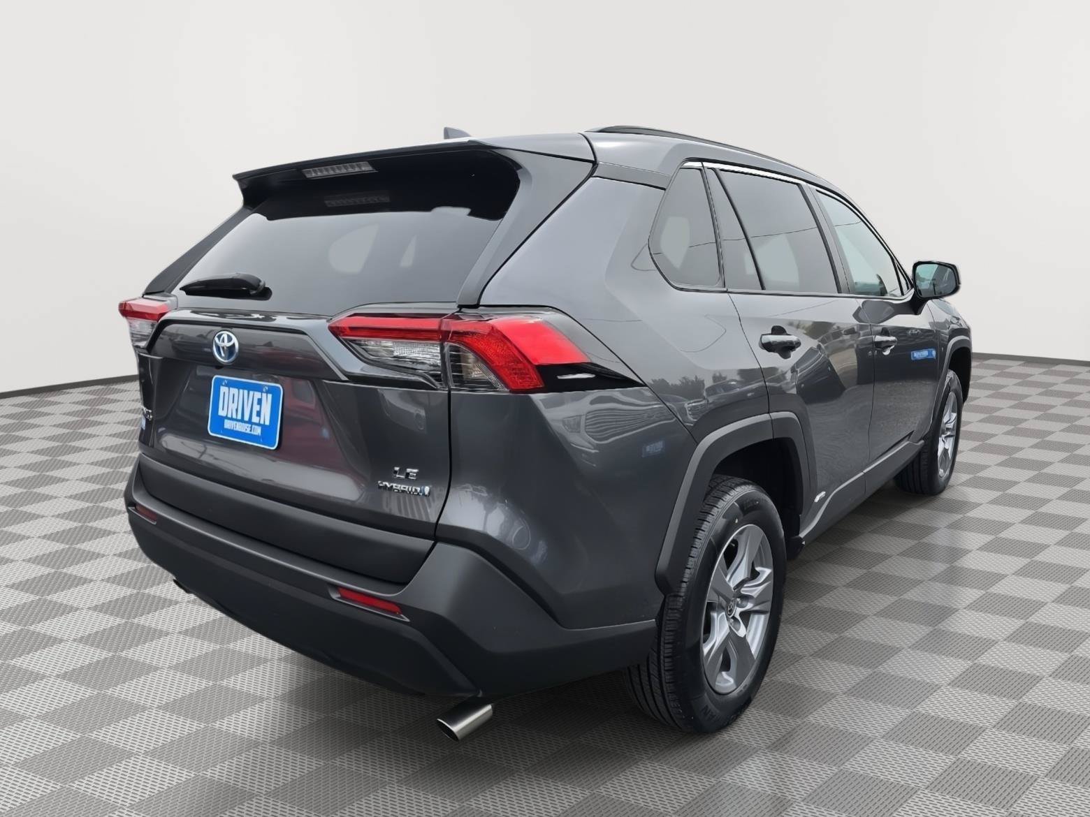 Used 2022 Toyota RAV4 LE AWD/4WD image 4