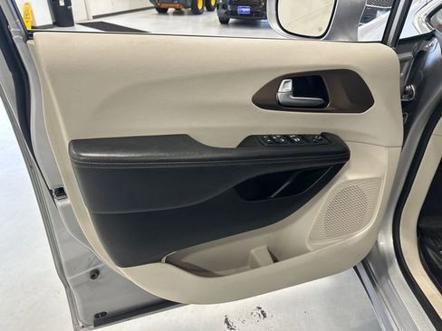 Used 2017 Chrysler Pacifica Touring-L image 27