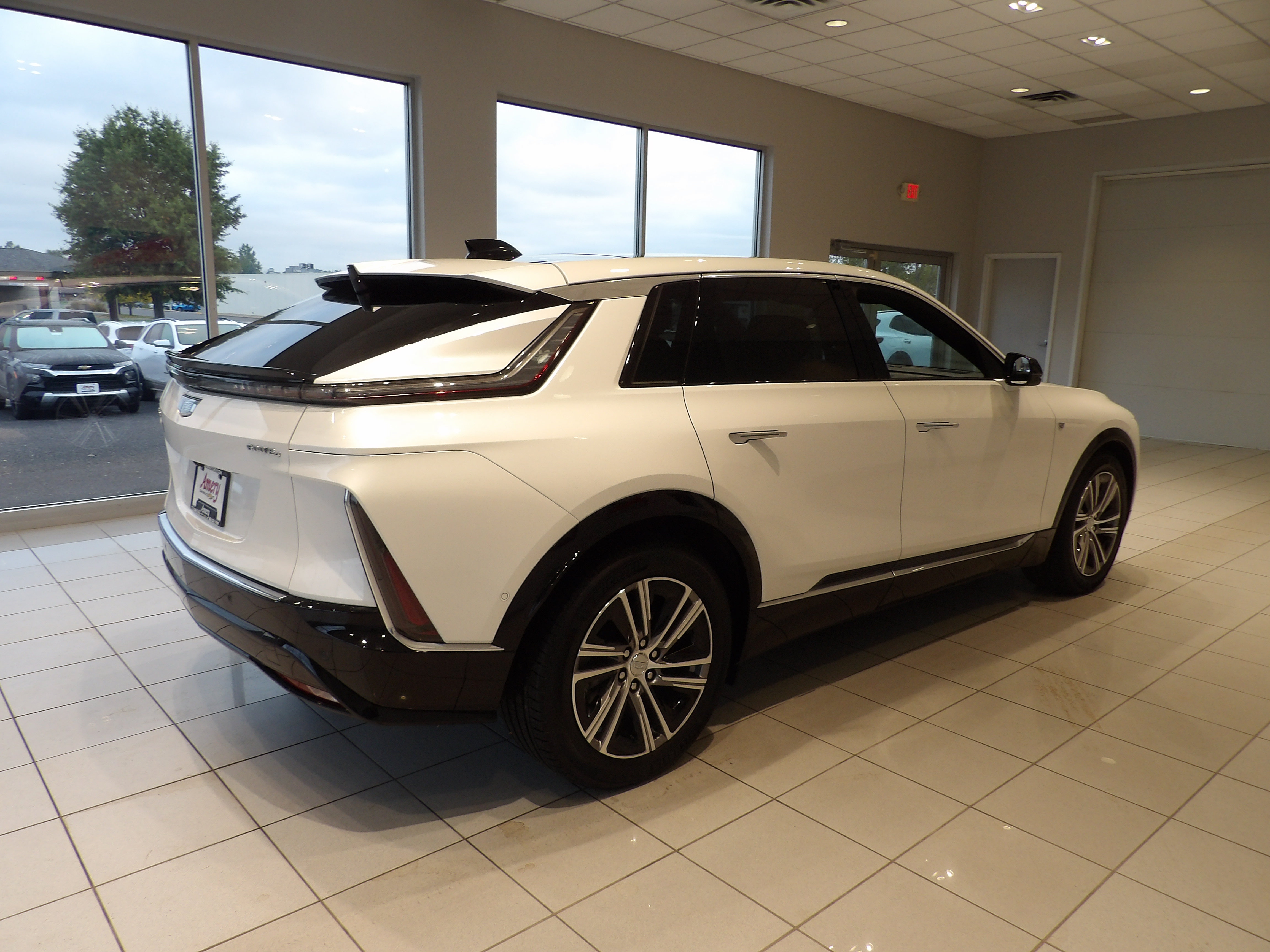 Used 2024 Cadillac Lyriq Luxury AWD/4WD image 4
