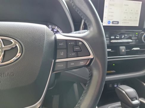 Certified 2023 Toyota Highlander XLE image 14