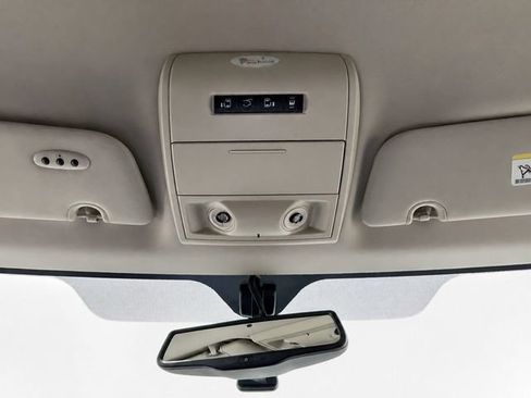 Used 2016 Chrysler Town & Country Limited FWD image 18