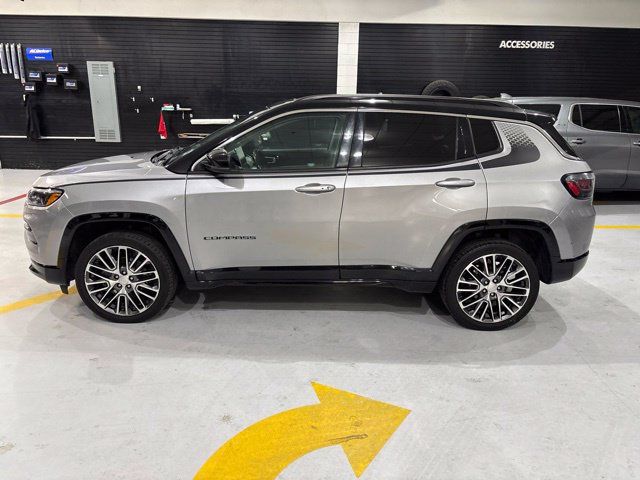 Used 2022 Jeep Compass Limited w/ Elite Group AWD/4WD image 2